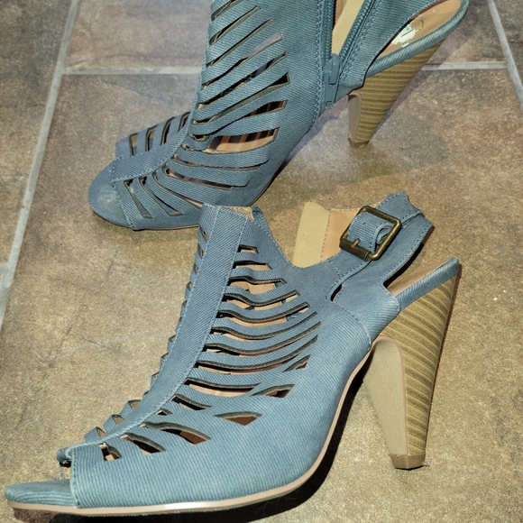 Heels - Picture 4 of 6